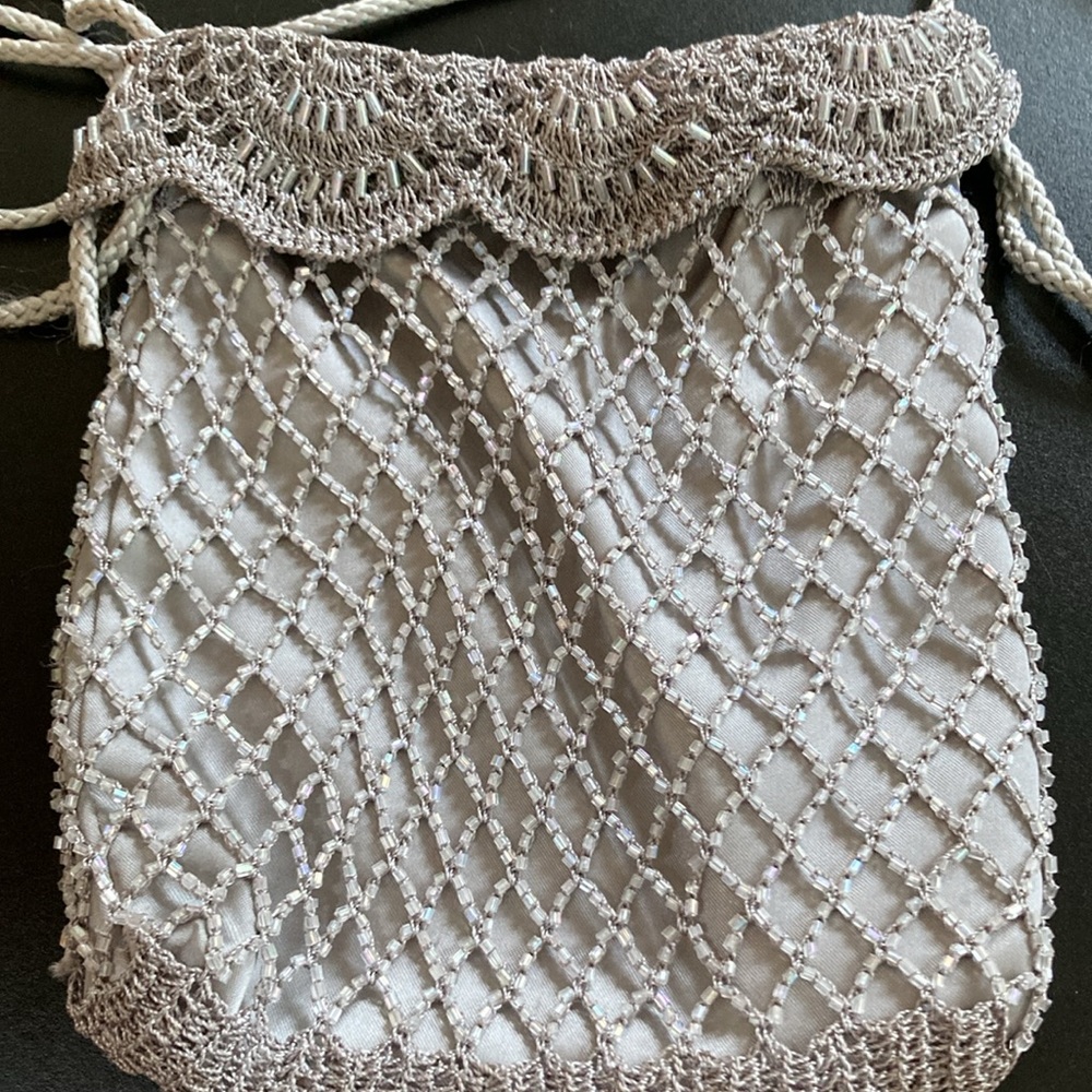 EXQUISITE SPARKLING SILVER SILK BEADED EVENING BAG